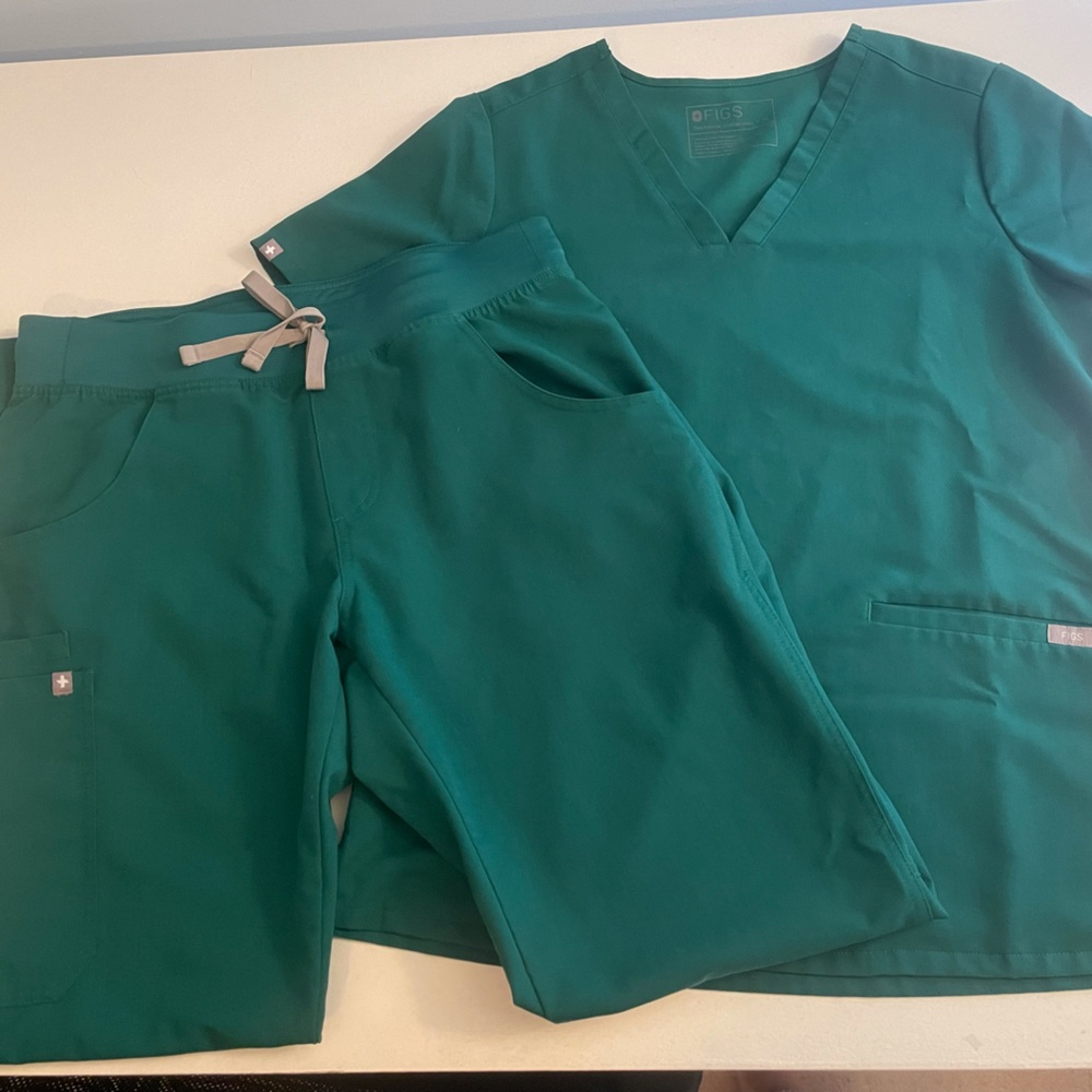 EXCLUSIVE / Figs Hunter Green Medium Scrub Set / Like New Condition!